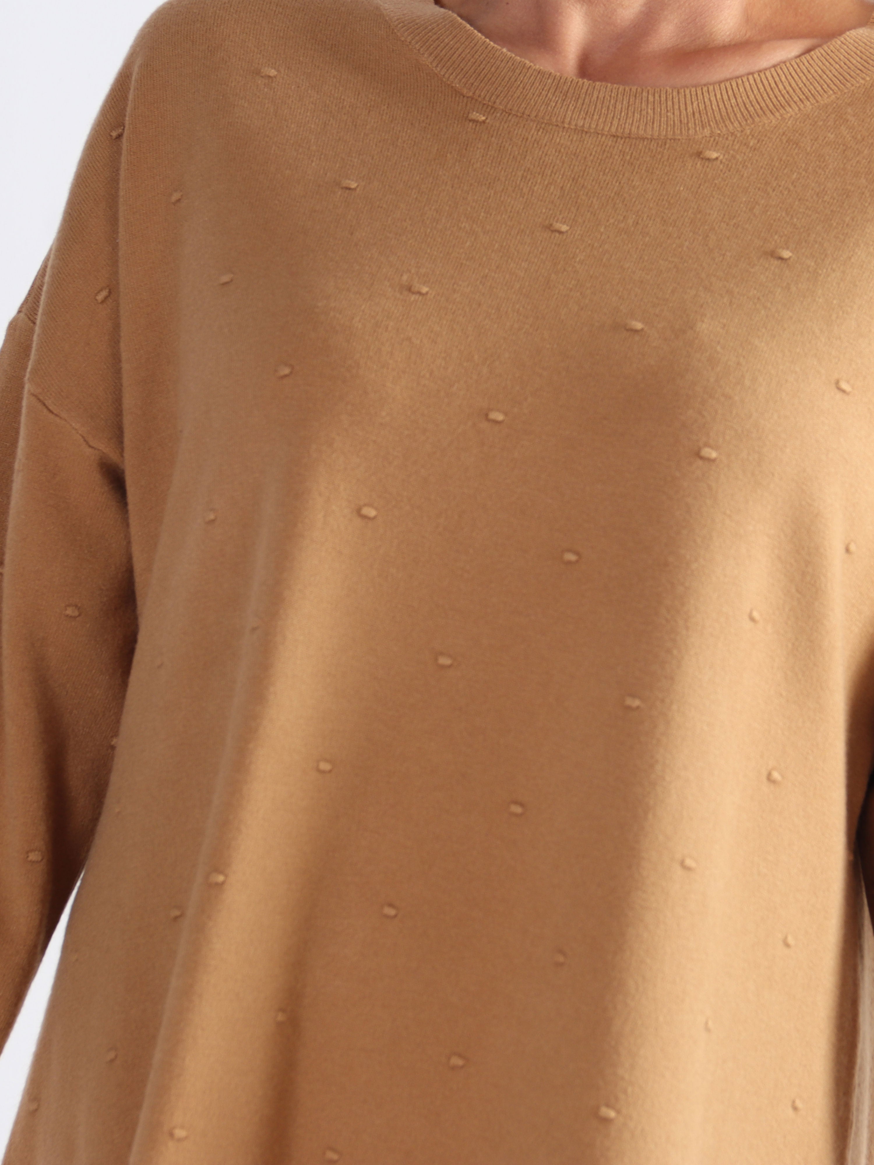 Zina - Plus size tröja med prickiga detaljer i tyget